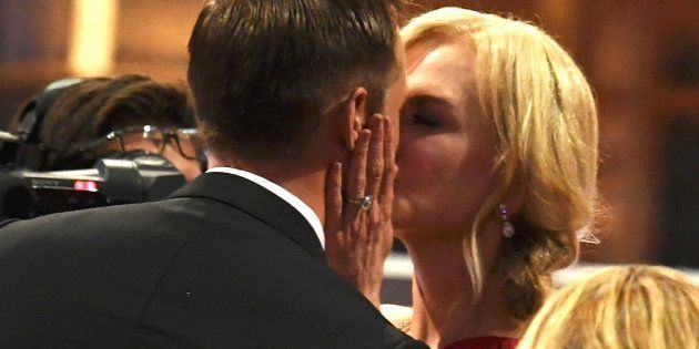 エミー賞授賞式でのニコール・キッドマンとアレキサンダー・スカルスガルドのキス（2017年9月17日撮影）