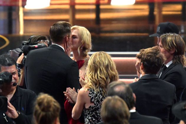 エミー賞授賞式でのニコール・キッドマンとアレキサンダー・スカルスガルドのキス（2017年9月17日撮影）