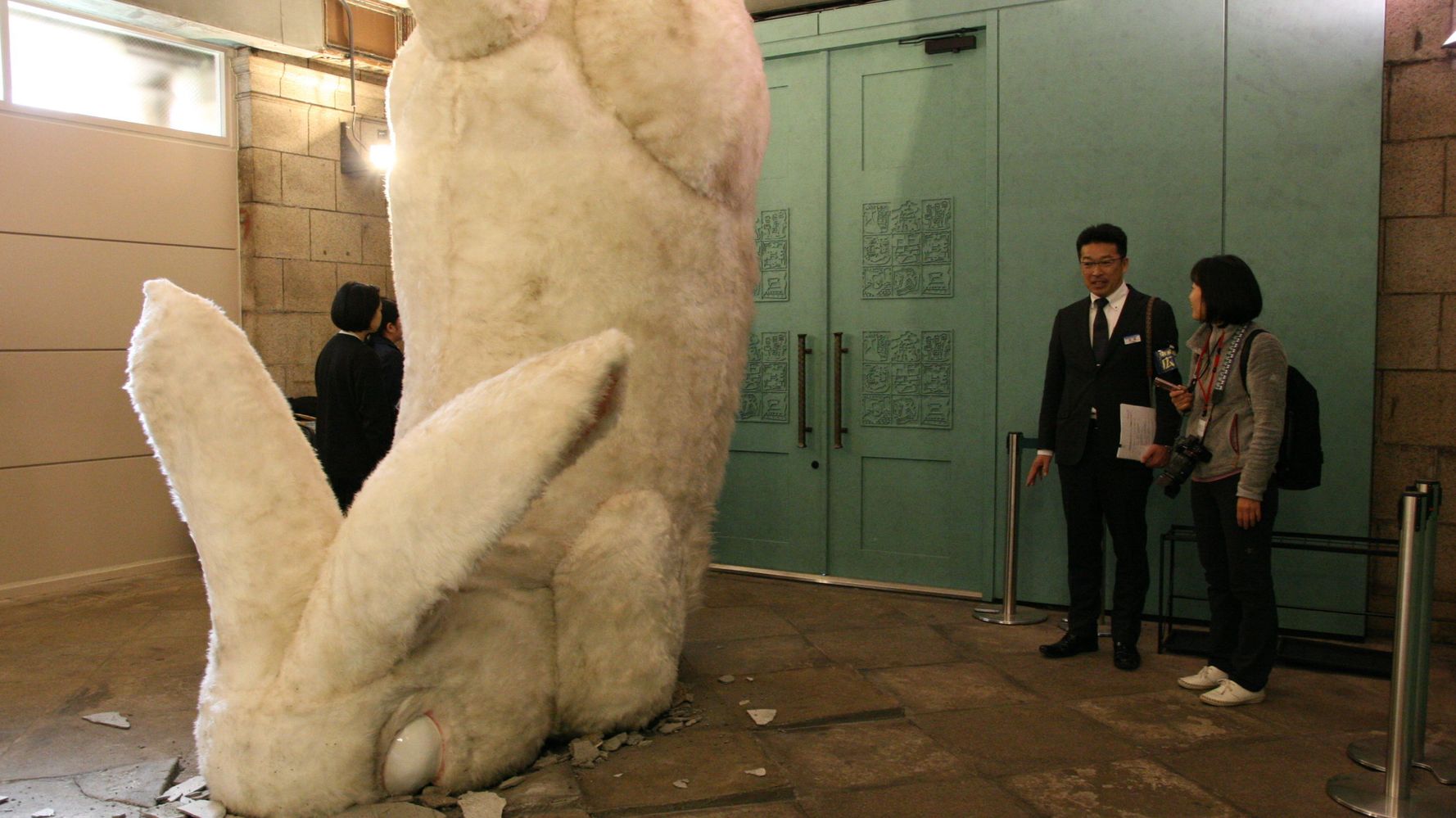 幻の 博物館動物園駅 に巨大ウサギが出現 21年ぶりに一般公開 動画 画像集 ハフポスト アートとカルチャー