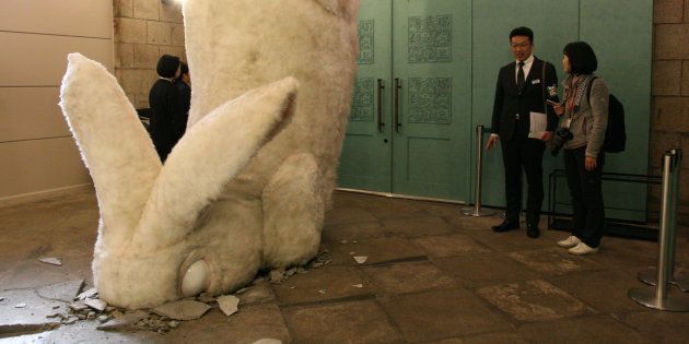 旧博物館動物園駅で公開された巨大なアナウサギのオブジェ