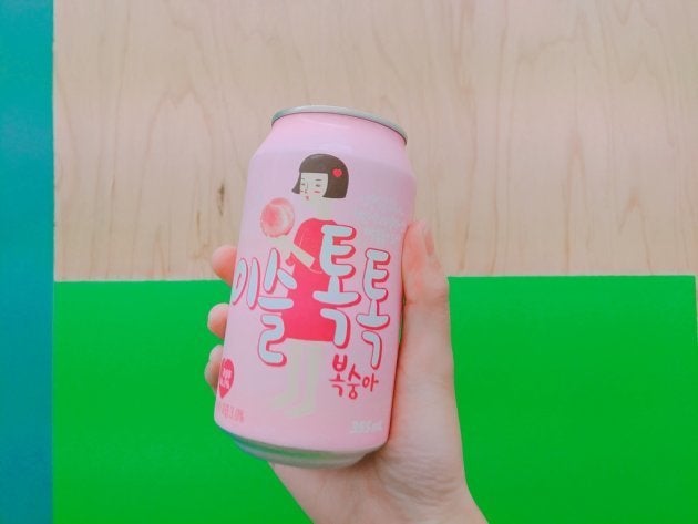 韓国の酒類メーカー「HITEJINRO」が2016年4月に発売した「イスル・トクトク」。