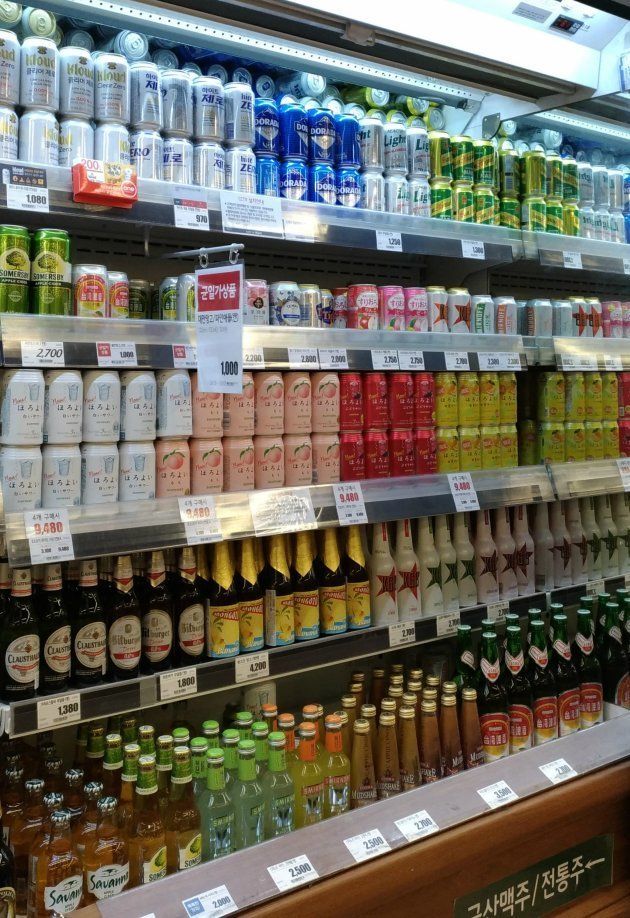 韓国・ロッテマート金浦空港店。他の外国産のアルコールも並ぶが、ほろよいだけで一列占めている。
