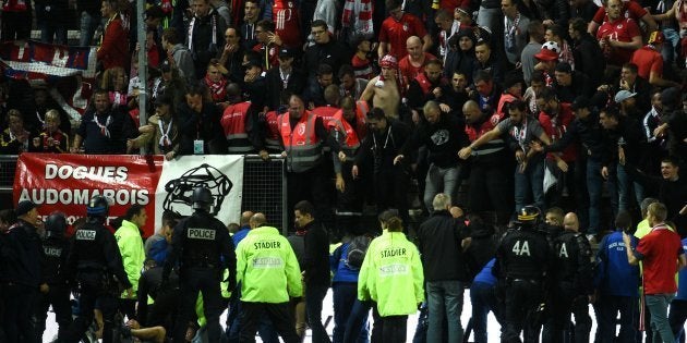 フランスのサッカーリーグ戦で観客席の柵が崩壊 29人が負傷 ハフポスト