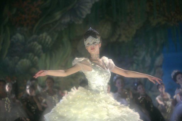 劇中、バレエダンスを披露するミハリナ・オルシャンスカ