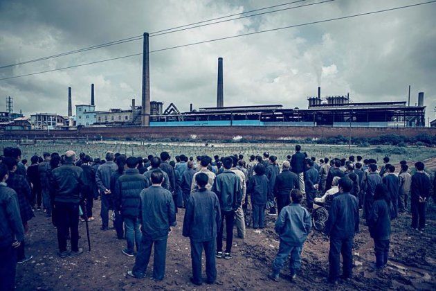 映画の主舞台の製鉄工場とそれを眺める工員たち