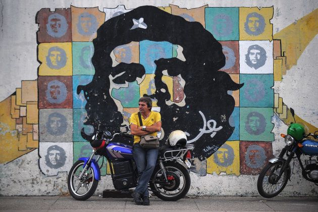 キューバの首都ハバナ市内に描かれたゲバラのポートレート