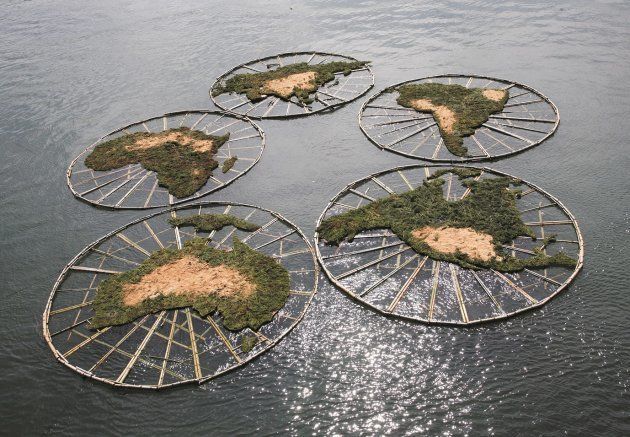 池田一さんが鹿児島・枕崎で手がけた花渡川アートプロジェクト「五輪の浮島が漂着する日」（2008年）