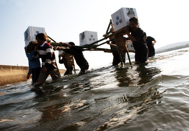 「80リットルの水箱」を運ぶ人たち（2006年）