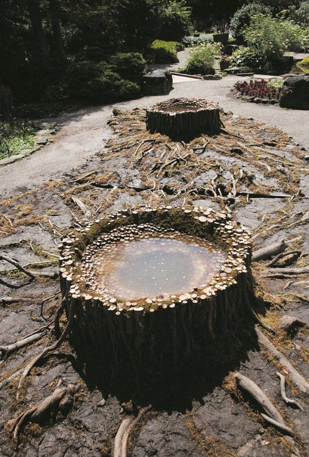 カナダ・バーリントンの植物園に作られたアート。園にある様々な種類の枝を集めて作ったという（2009年）