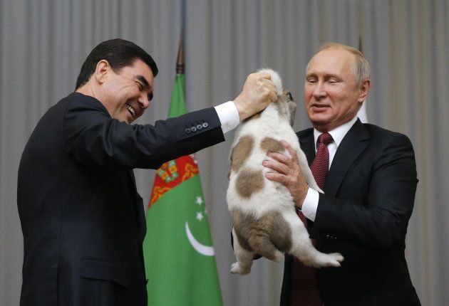 プーチン大統領 犬をプレゼントされたときの表情が話題 ハフポスト