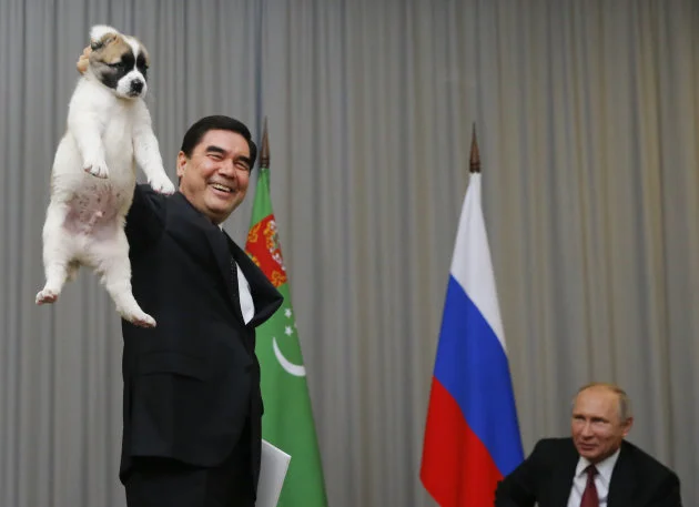 プーチン大統領 犬をプレゼントされたときの表情が話題 ハフポスト World
