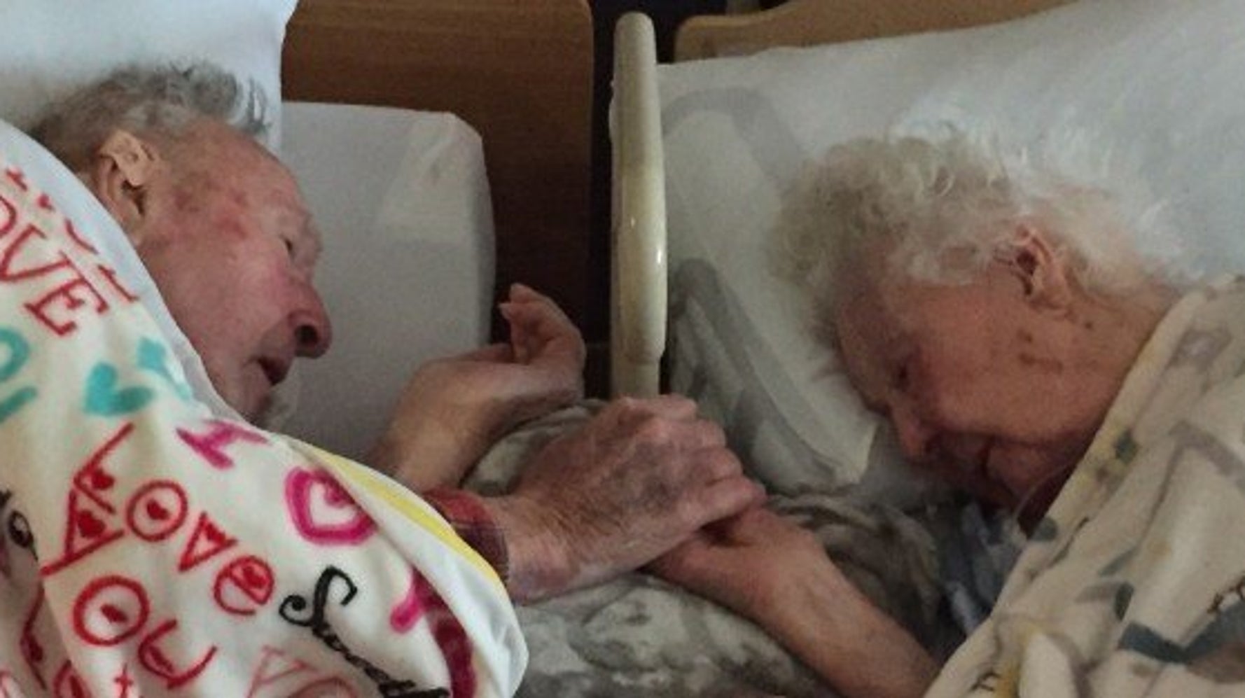 97歳の妻 100歳の夫に手を握られながら天国へ旅立つ 画像 ハフポスト Life