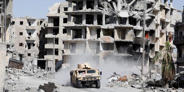 ラッカ市街地。建物が破壊され、激しい戦闘の爪痕がうかがえる＝10月8日