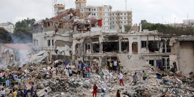ソマリアの首都モガディシオで、爆発現場に集まった人たち