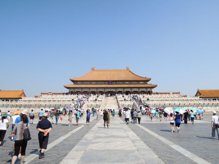紫禁城の正殿「太和殿（たいわでん）」。皇帝の即位式、元旦など祝日の式典，詔書の頒布など重要儀式が執り行われた。現存する中国最大の木造建築。