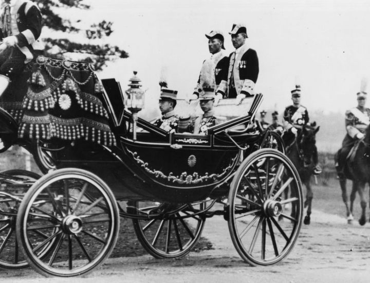 1935年、馬車に乗る昭和天皇（左）と来日した溥儀（右）。(Photo by Fox Photos/Hulton Archive/Getty Images)