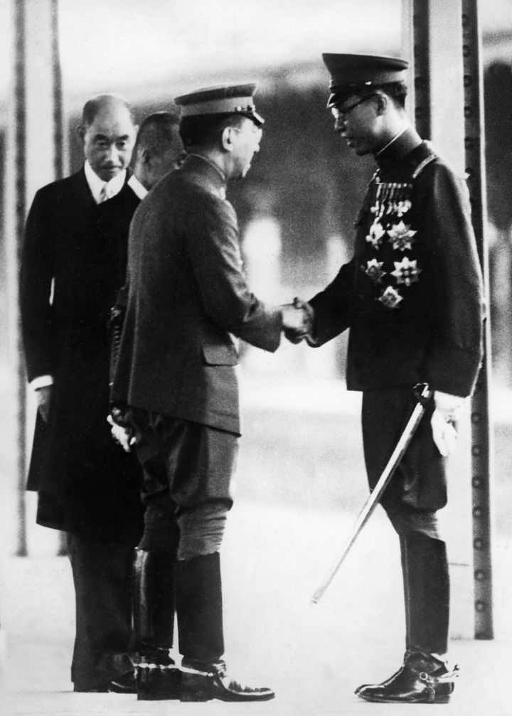 東京駅で握手する溥儀（右）と昭和天皇