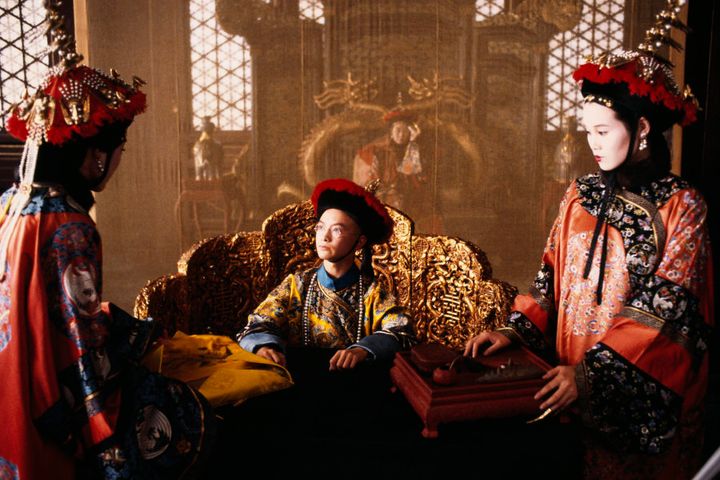 映画「ラストエンペラー」より。中央がウー・タオ演じる青年時代の溥儀。 (Photo by CHRISTOPHE D YVOIRE/Sygma via Getty Images)