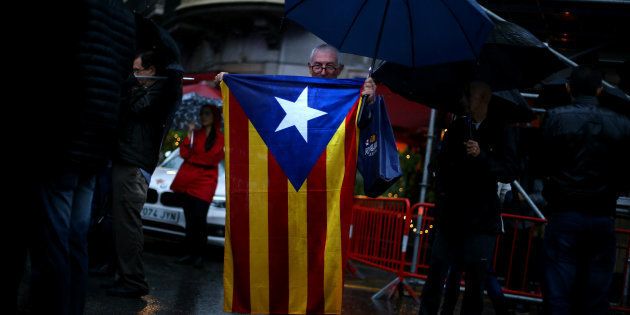 カタルーニャ自治州旗を掲げる男性