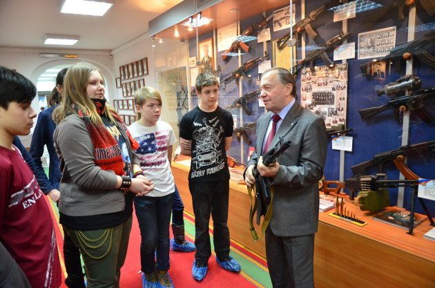 カラシニコフ氏が開発した歴代の銃などが展示されている博物館。社会科見学で子どもたちが訪れていた＝2012年、イジェフスク