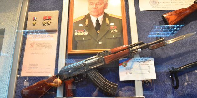 カラシニコフ氏の写真とAK-47