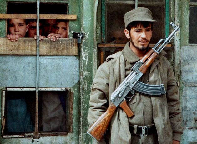 史上最悪の大量殺戮兵器 カラシニコフ銃を発明した男は死ぬ直前まで悩み続けた ハフポスト