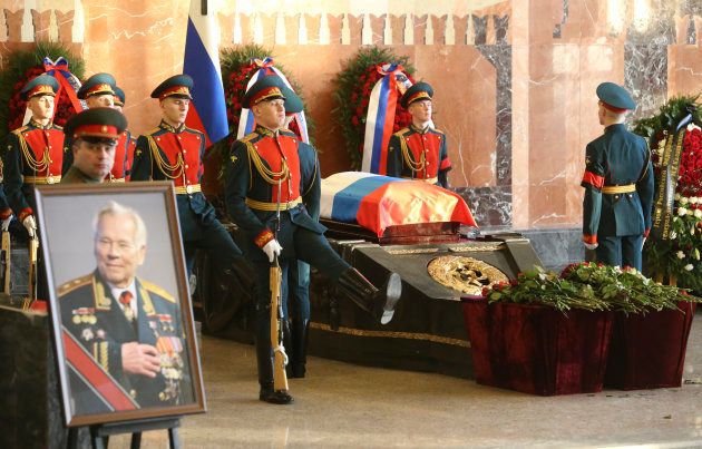 カラシニコフ氏の葬儀＝2013年12月、モスクワ