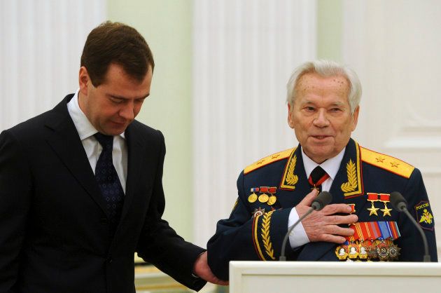メドベージェフ大統領（当時、左）に90歳の誕生日を祝ってもらうカラシニコフ氏＝モスクワ