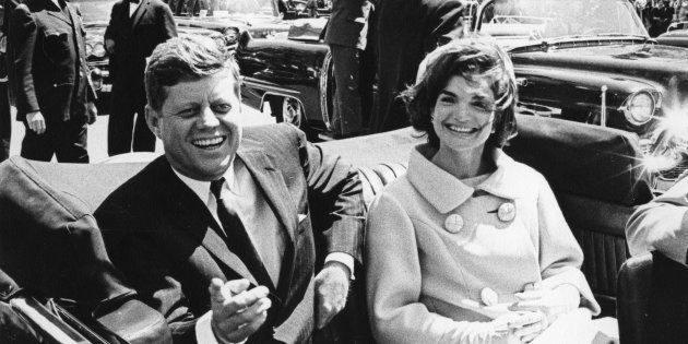 夫人とオープンカーに乗るケネディ氏（左）＝1961年3月