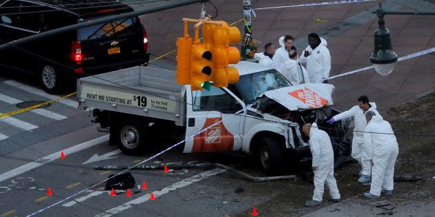 犯行に使われたピックアップトラックを調べる捜査員ら＝10月31日、ニューヨーク