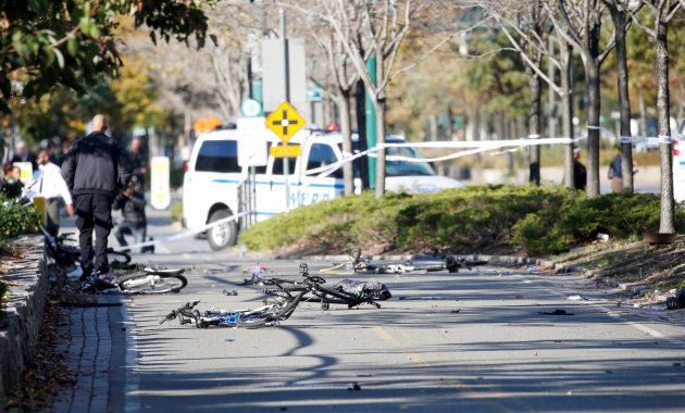 事件現場には、容疑車両の侵入の影響で壊れたとみられる複数の自転車が残されていた
