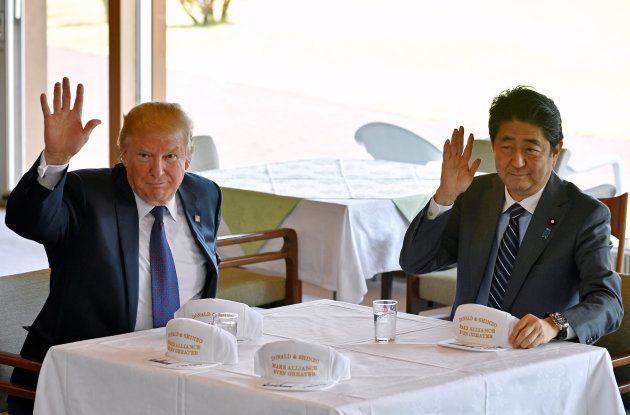 霞ヶ関カンツリー倶楽部で懇談するトランプ米大統領（左）と安倍晋三首相