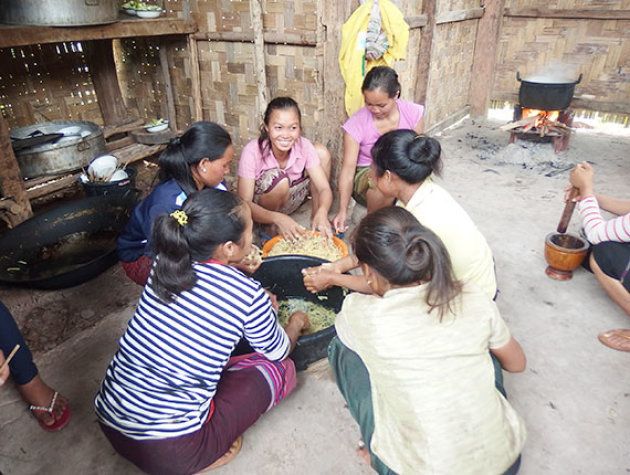 給食を準備する料理係の女性たち（2017年10月11日）