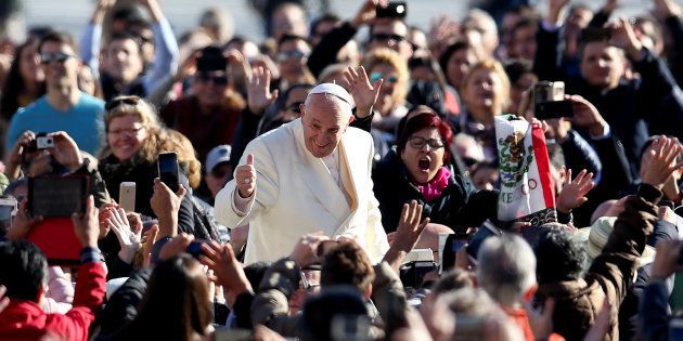 ローマ法王の姿を収めようと、スマートフォンなどで撮影する人々＝2017年11月8日