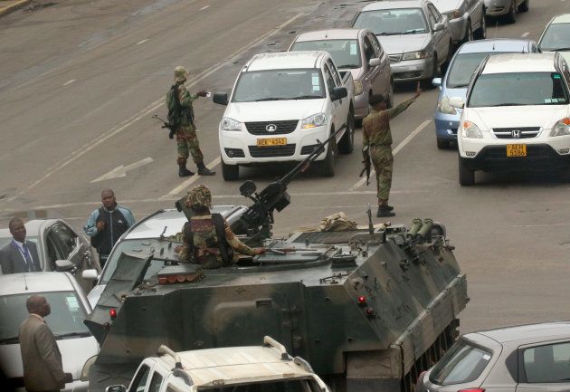 路上に展開するジンバブエ軍。November 15,2017. REUTERS/Philimon Bulawayo