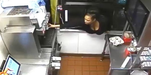 捜査当局が公開したマクドナルドに侵入した女の映像より