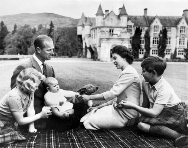 エリザベス女王一家。（左からアン王女、フィリップ殿下、アンドリュー王子、エリザベス女王、チャールズ皇太子）September 8, 1960