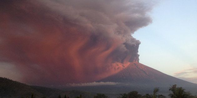 噴火するアグン山、11月26日撮影
