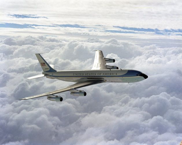 雲の上を飛行するアメリカの大統領機「エアフォースワン」