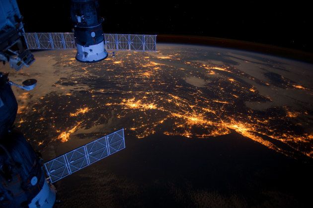 国際宇宙ステーション（左）と地球