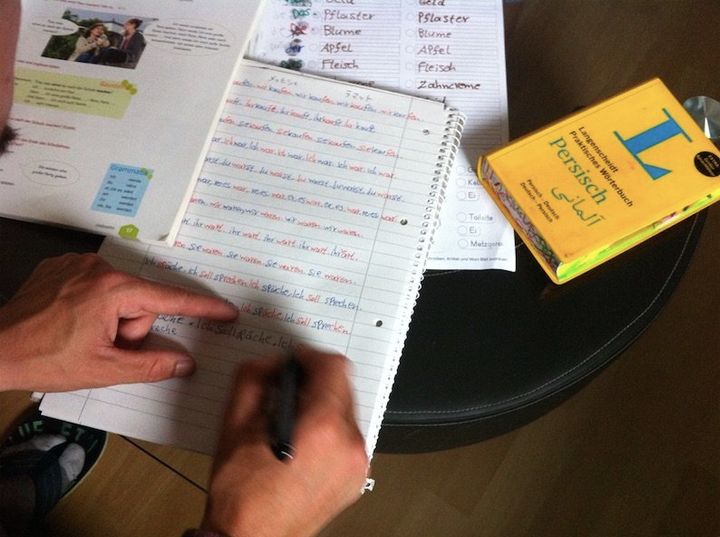 午後は家で宿題。ドイツ語の変化を、何度も書いて覚える。ペルシャ語の辞書が必須だ。内容は小学校1年生程度だ。