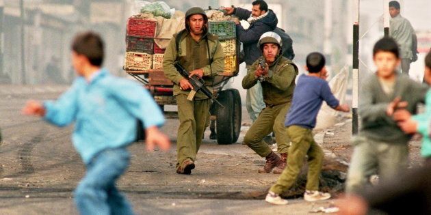 イスラエル兵から逃げるパレスチナの少年たち（26 November 1993）