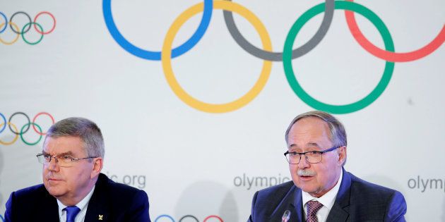 ロシアの組織的ドーピング行為の調査を担当したサミュエル・シュミット調査委員長（右）と、IOCのトーマス・バッハ会長
