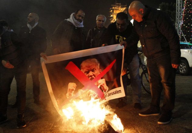 ベツレヘムの広場でトランプ氏に抗議するパレスチナ人 (Photo credit should read MUSA AL SHAER/AFP/Getty Images)