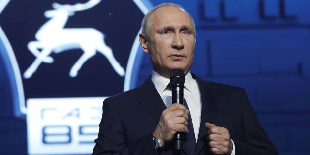 自動車工場で働く労働者の前で演説するロシアのプーチン大統領。この中で大統領選への立候補を表明した＝2017年12月6日、ニジニノブゴロド
