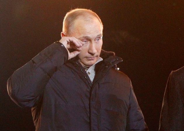 大統領選の勝利宣言で、涙をぬぐうプーチン氏＝2012年3月