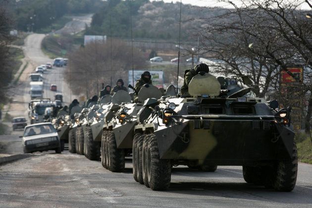 一般道を走行するロシア軍とみられる部隊＝2014年3月10日、クリミア半島のセバストポリ近く