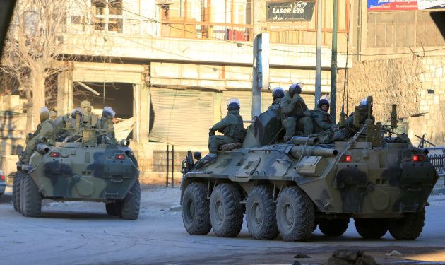 パトロールするロシア軍の装甲車＝2017年2月、シリア・アレッポ