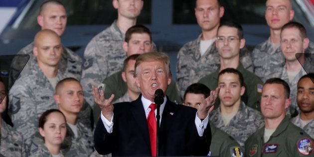 兵士らに囲まれながら演説するトランプ大統領＝2017年9月、メリーランド州
