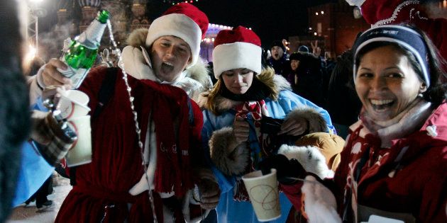 酒を飲みながら新年を祝うロシア人ら＝2008年1月1日、モスクワ・赤の広場